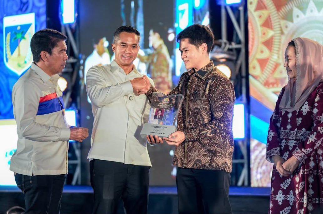 Almarhum Murad Husain Raih Penghargaan Legacy Award dari KADIN Indonesia