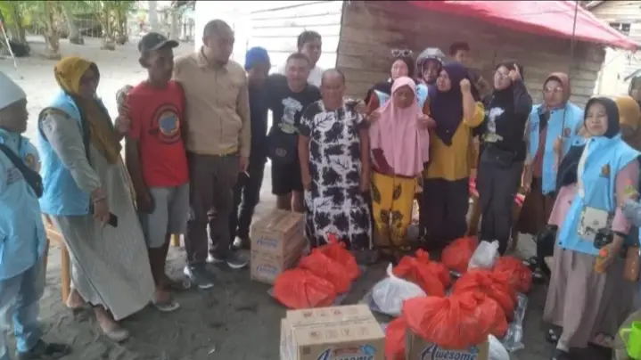 Sulianti Murad Salurkan Bantuan Bagi Korban Banjir di Desa Kalaka Banggai
