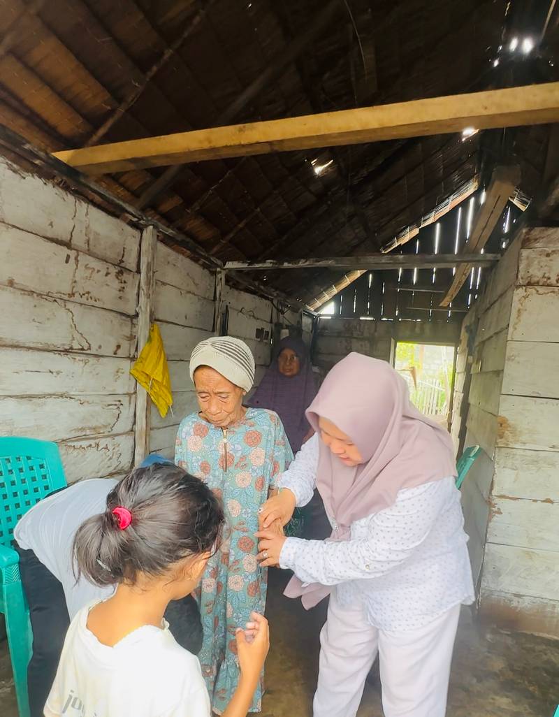 CEO PT KLS Sulianti Murad Bantu Renovasi Rumah Tak Layak Huni di Longkoga Timur Bualemo